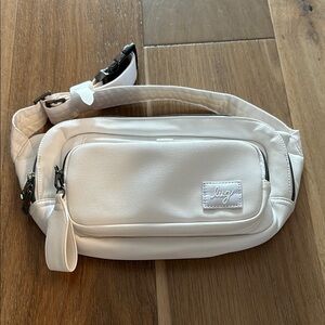 Lug Hitch White Belt Bag
